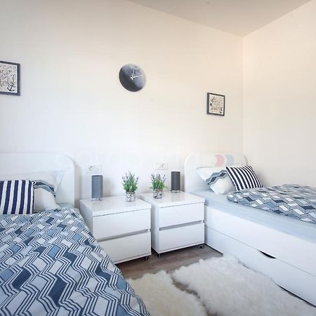 Luxury Apartment Sofia -Free Beach Parking Makarska Esterno foto